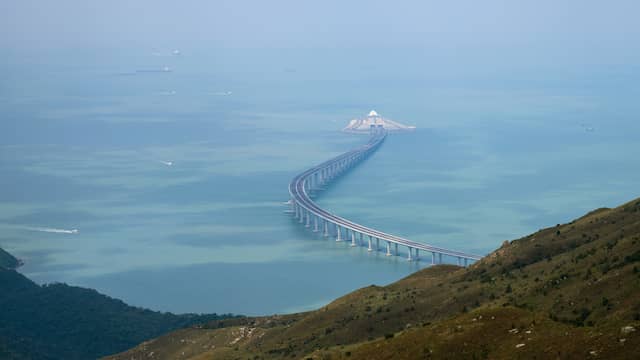 Grootste zeebrug ter wereld geopend in China