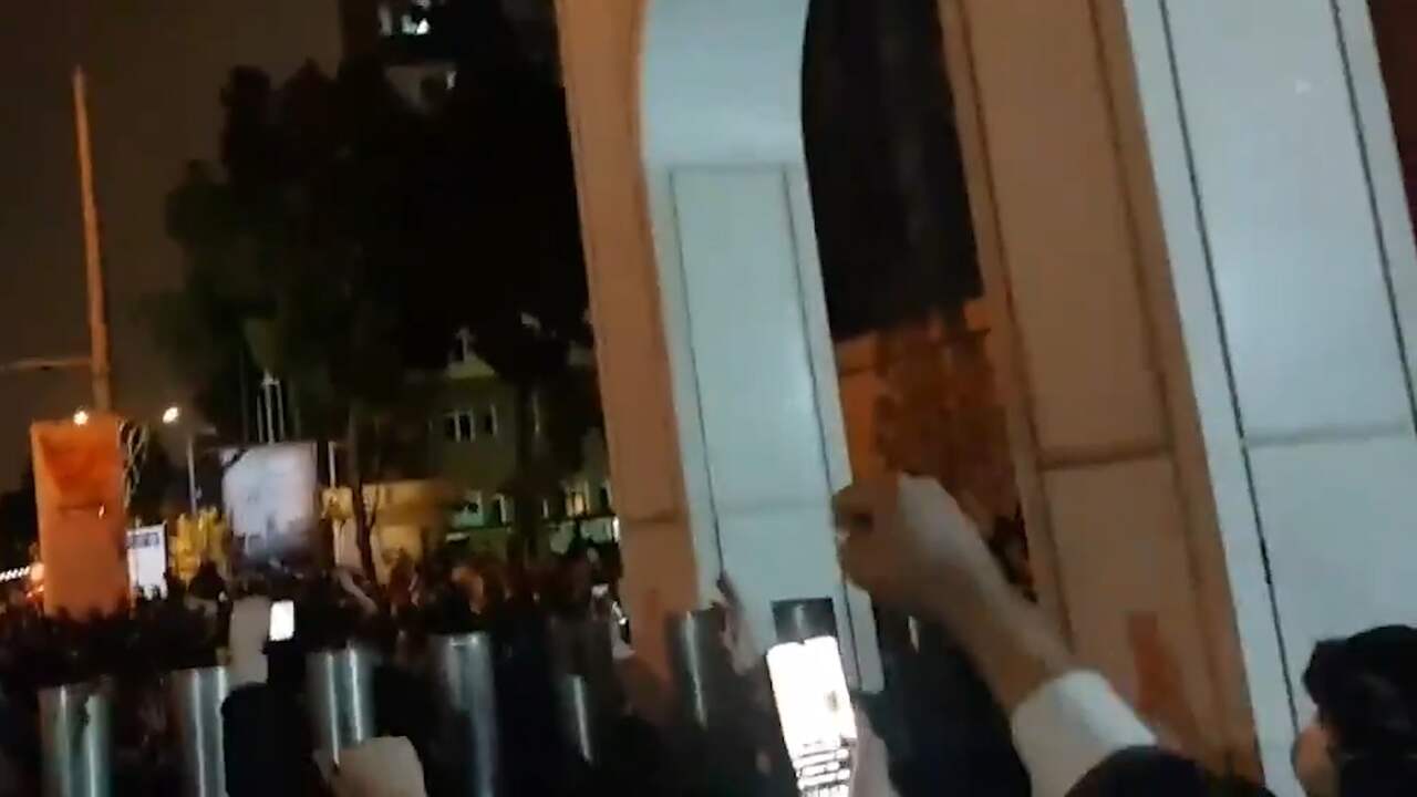 Beeld uit video: Felle protesten in Teheran nadat regime fouten luchtaanval erkent