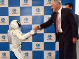 Vrijdag 18 december: De Australische premier Turnbull groet een Japanse robot. 