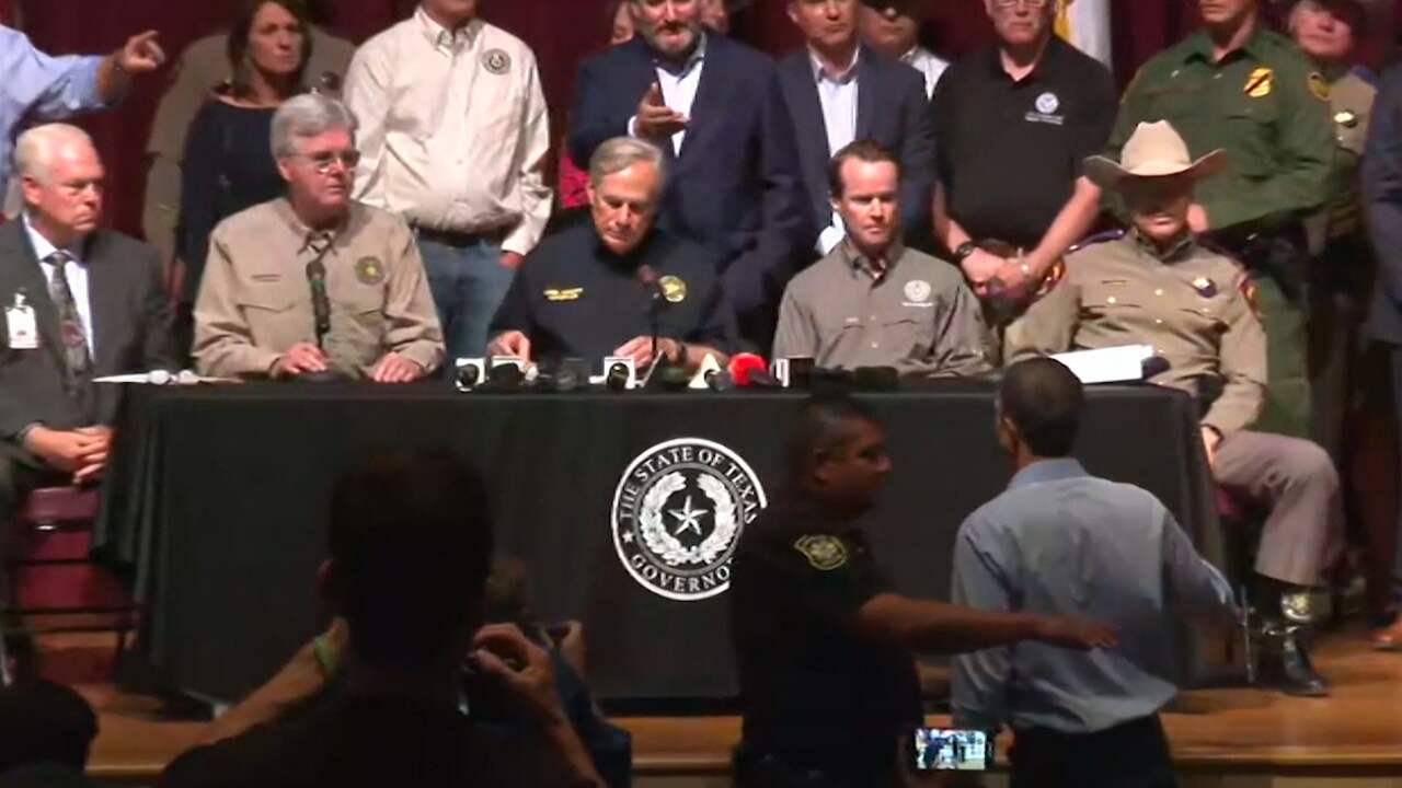 Beeld uit video: Democraat confronteert gouverneur Texas: 'Stop dit soort schietpartijen'