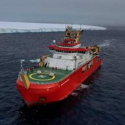 Video | Britse onderzoekers passeren toevallig grootste ijsberg ter wereld