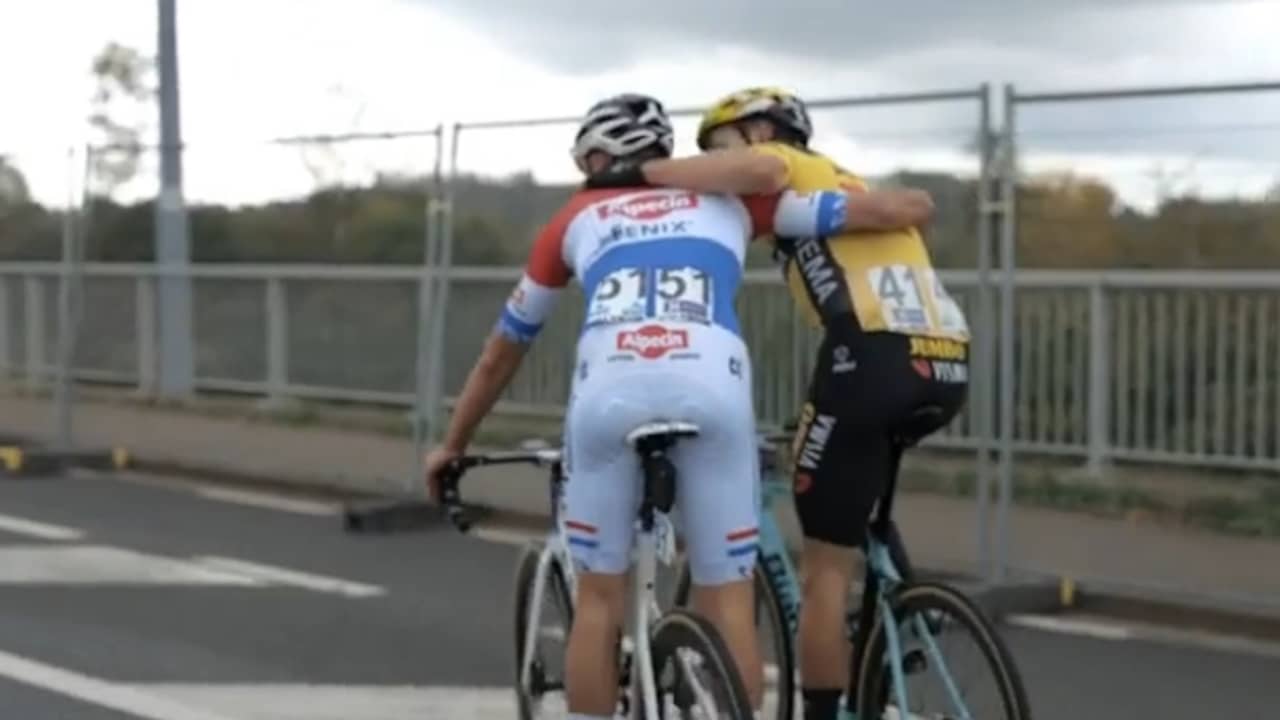 Beelden Tonen Omhelzing Van Der Poel En Van Aert Na Finish In Vlaanderen Nu Het Laatste Nieuws Het Eerst Op Nu Nl