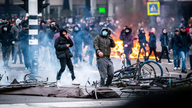 Naar aanleiding van de invoering van de avondklok ontstaan in verschillende steden rellen. Hierbij wordt geplunderd, tot groot verdriet van ondernemers.
