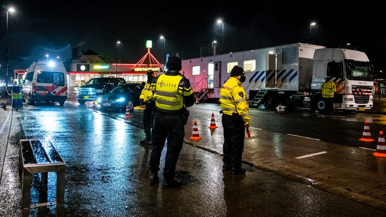 Langs de A2 bij Zaltbommel wordt de enige grote wegcontrole gehouden. 45 mensen zijn beboet omdat ze zonder geldige reden toch naar buiten waren gegaan.