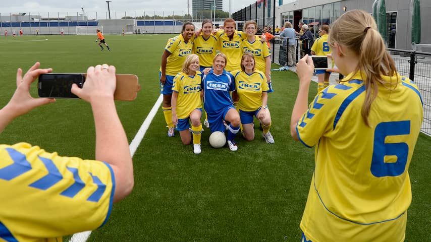 KNVB zet 'historische stap': vrouwen in eerste mannenelftal in amateurvoetbal