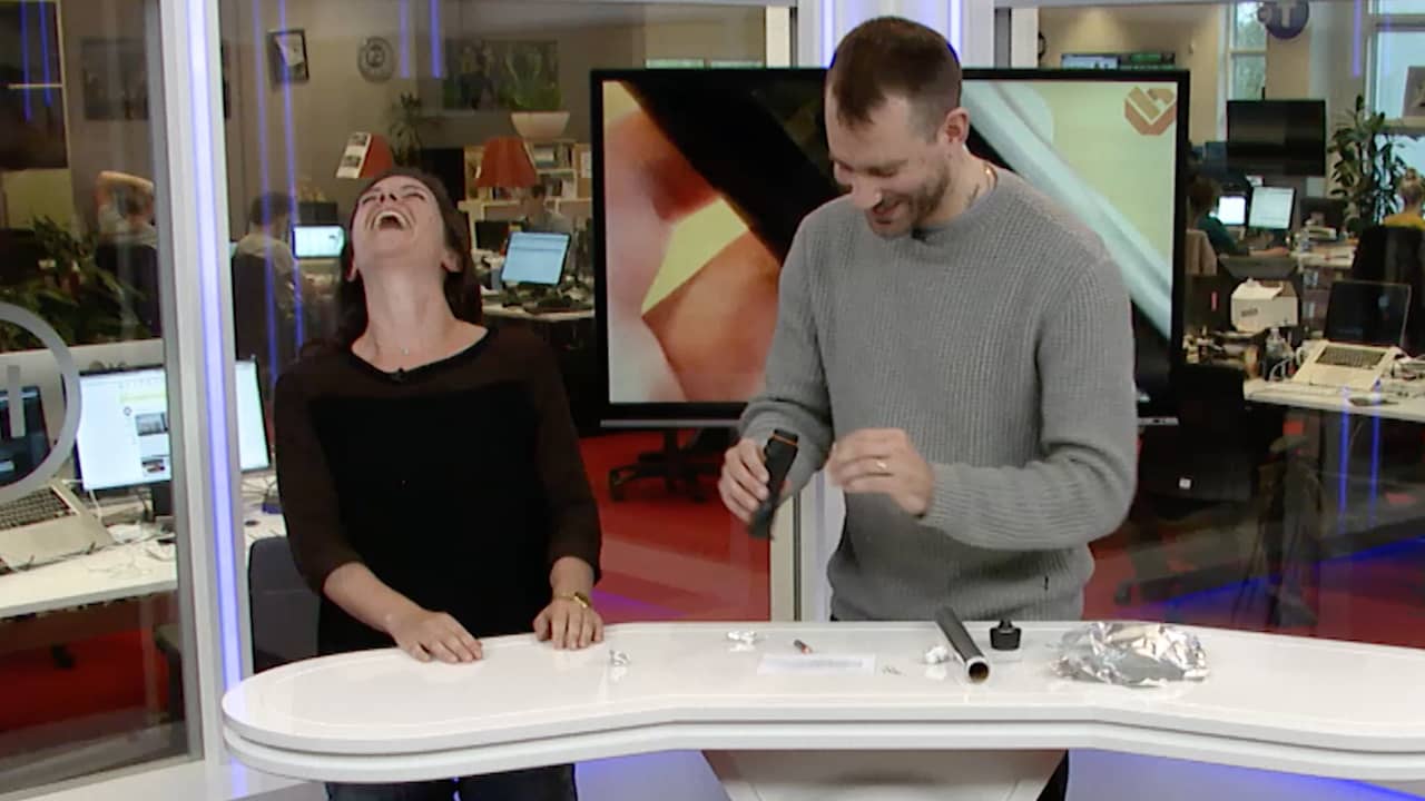 Beeld uit video: Lifehack getest - Te weinig batterijen? Geen probleem
