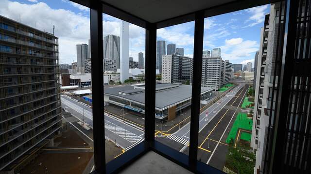 Journalisten mochten een kijkje nemen in de 21 appartementencomplexen in Tokio, die zijn gebouwd langs het water in het Harumi-district. De Nederlandse sporters wonen tijdens de Spelen in gebouw nummer 7.