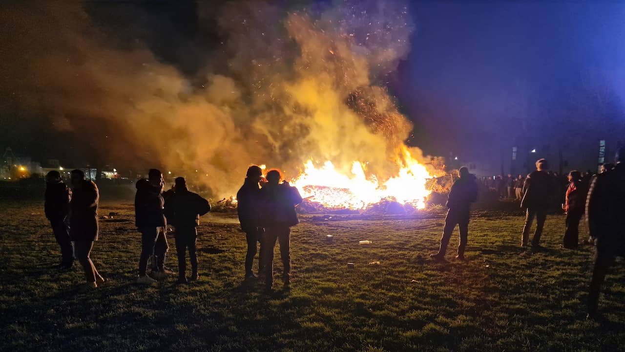 Bonfire in Amsterdam lit despite ban due to strong wind |  inland