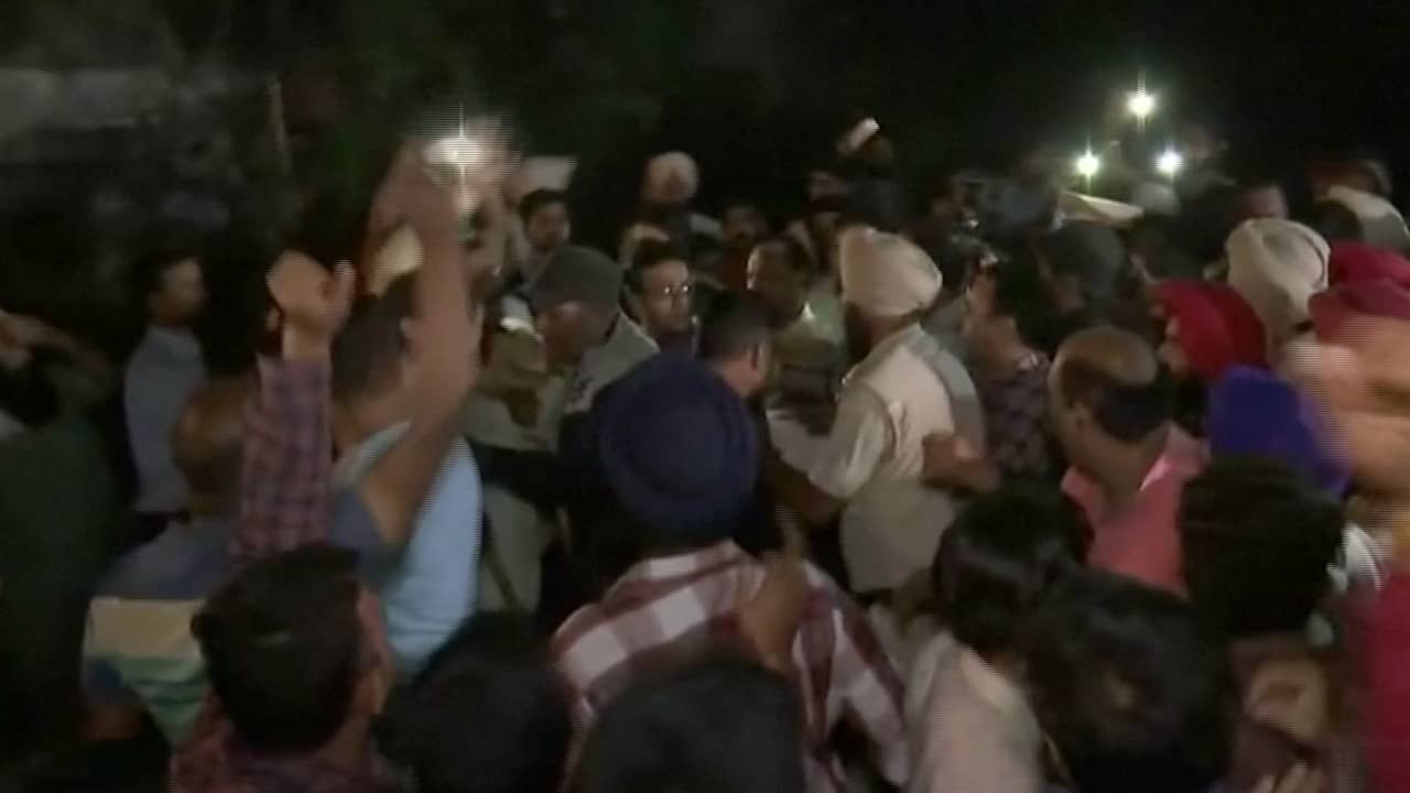 Beeld uit video: Menigte rouwt om doden na grote treinaanrijding India