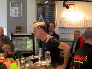 Mark Rutte staat achter de bar in Bredase voetbalkantine