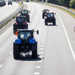 Boeren blokkeren met trekkers A1 bij Oldenzaal, ook bij provinciehuizen acties