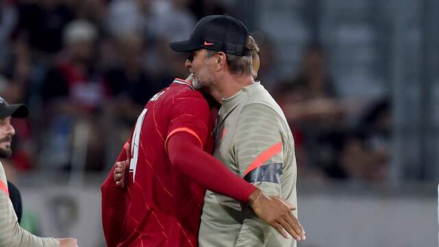 Virgil van Dijk omhelst manager Jürgen Klopp voordat hij het veld betreedt.