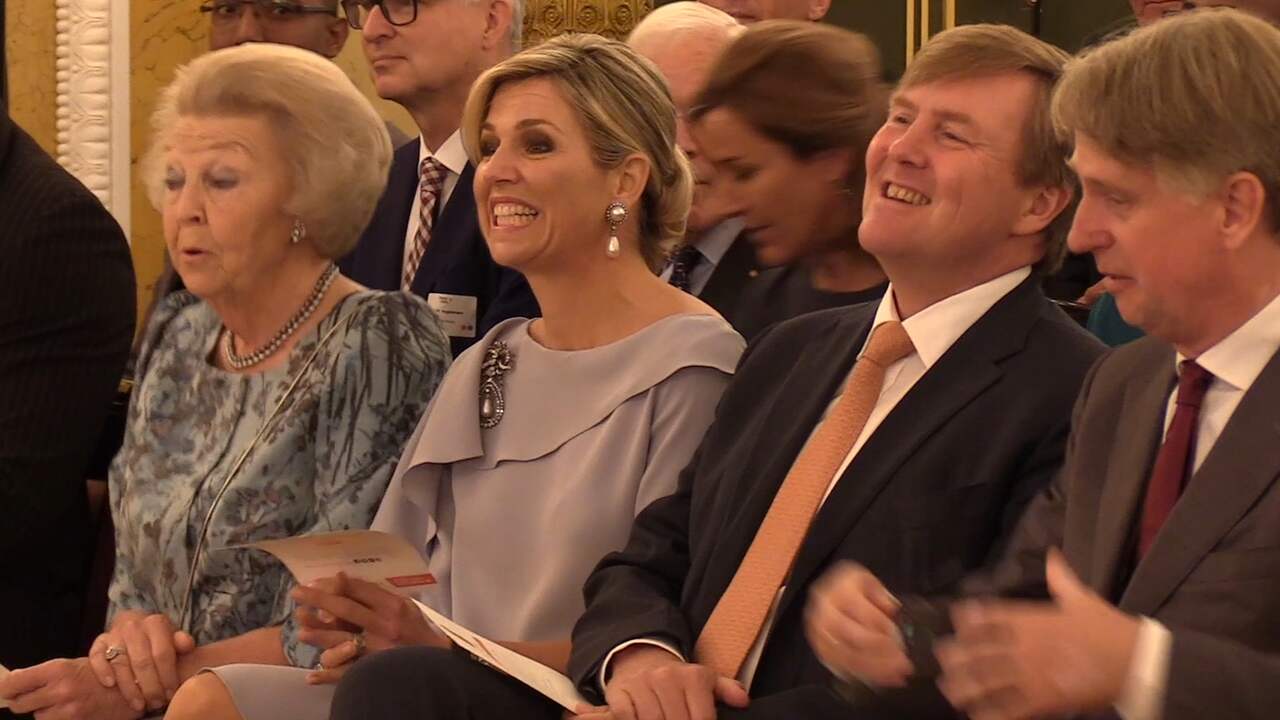 Máxima reikt Appeltjes van Oranje uit