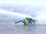 Franse politie spuit 'Gele Hesjes' weg met waterkanon in Parijs