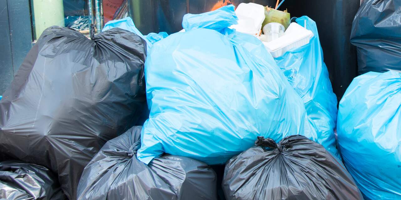 Proef: Amsterdamse vuilnismannen op bakfiets halen afval aan de deur op