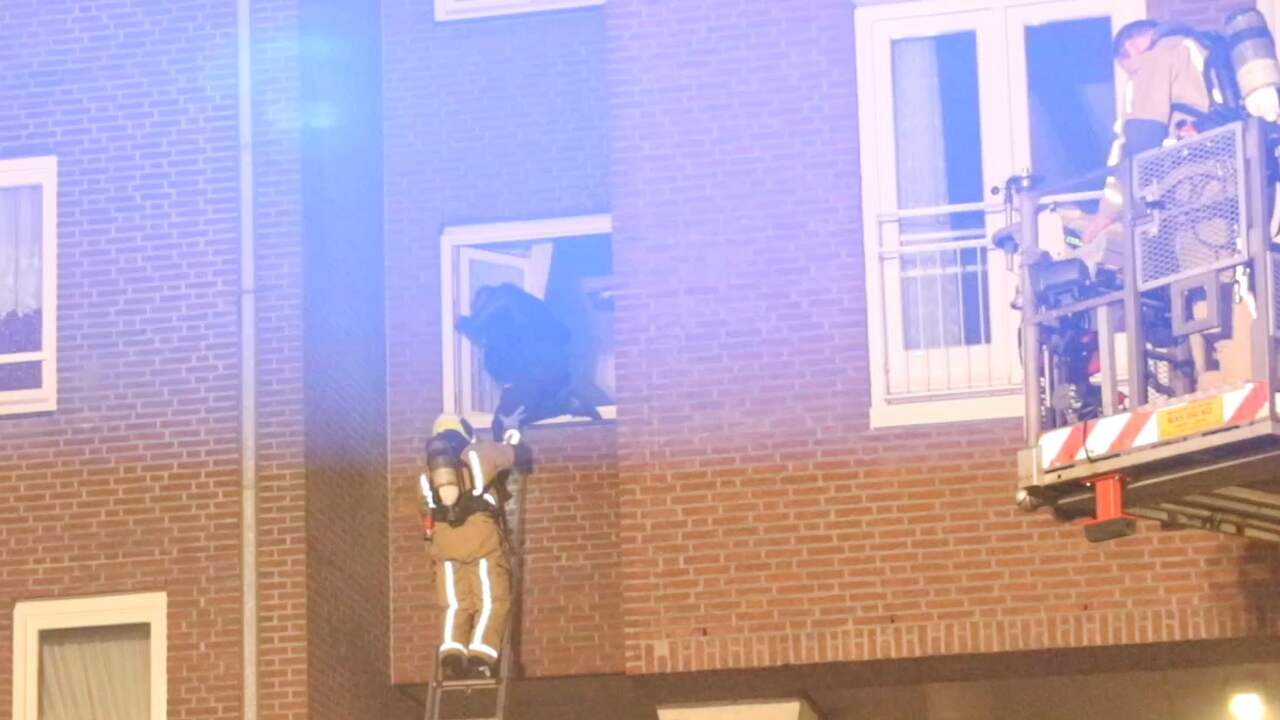 Brandweer evacueert bewoners via raam uit flat Den Haag