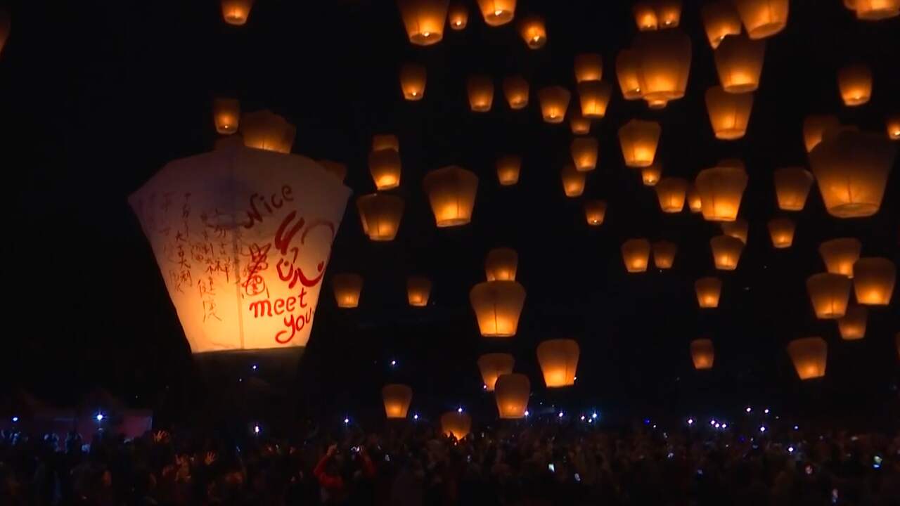 Beeld uit video: Wensballonnen verlichten hemel tijdens Taiwanees lantaarnfeest