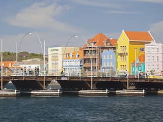 Onrustige demonstratie tegen bezuinigingen voor regeringsgebouw Curaçao