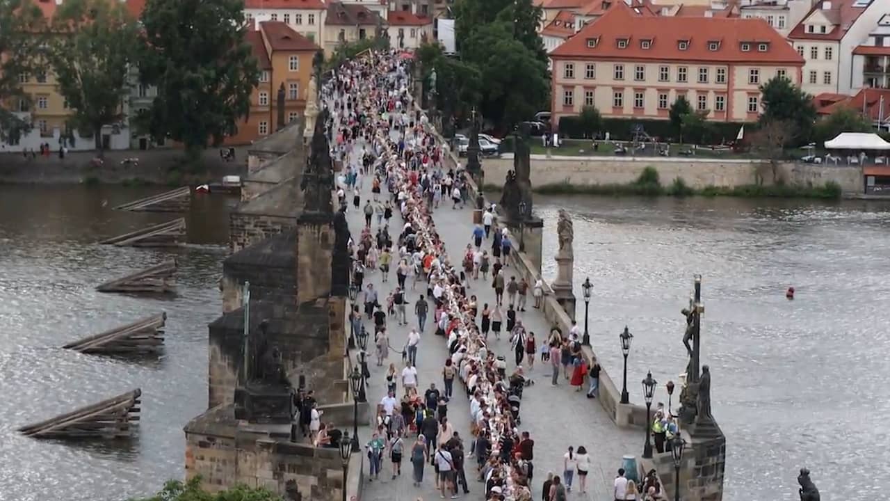 Inwoners Praag Nemen Met Bijzondere Lunch Afscheid Van Corona Nu Het Laatste Nieuws Het Eerst Op Nu Nl