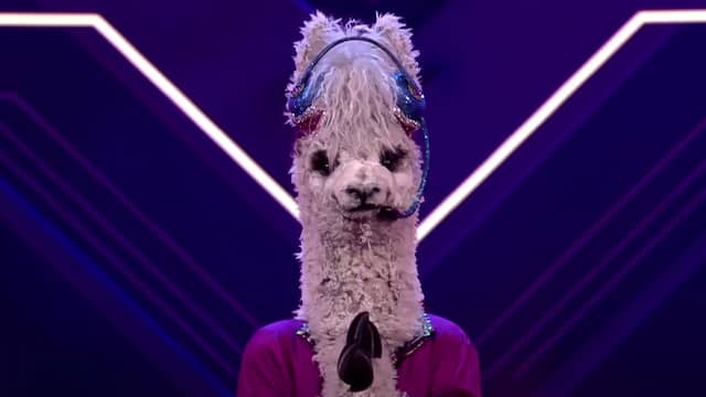 Beeld uit video: Sylvie Meis blijkt de alpaca te zijn in Duitse versie The Masked Singer