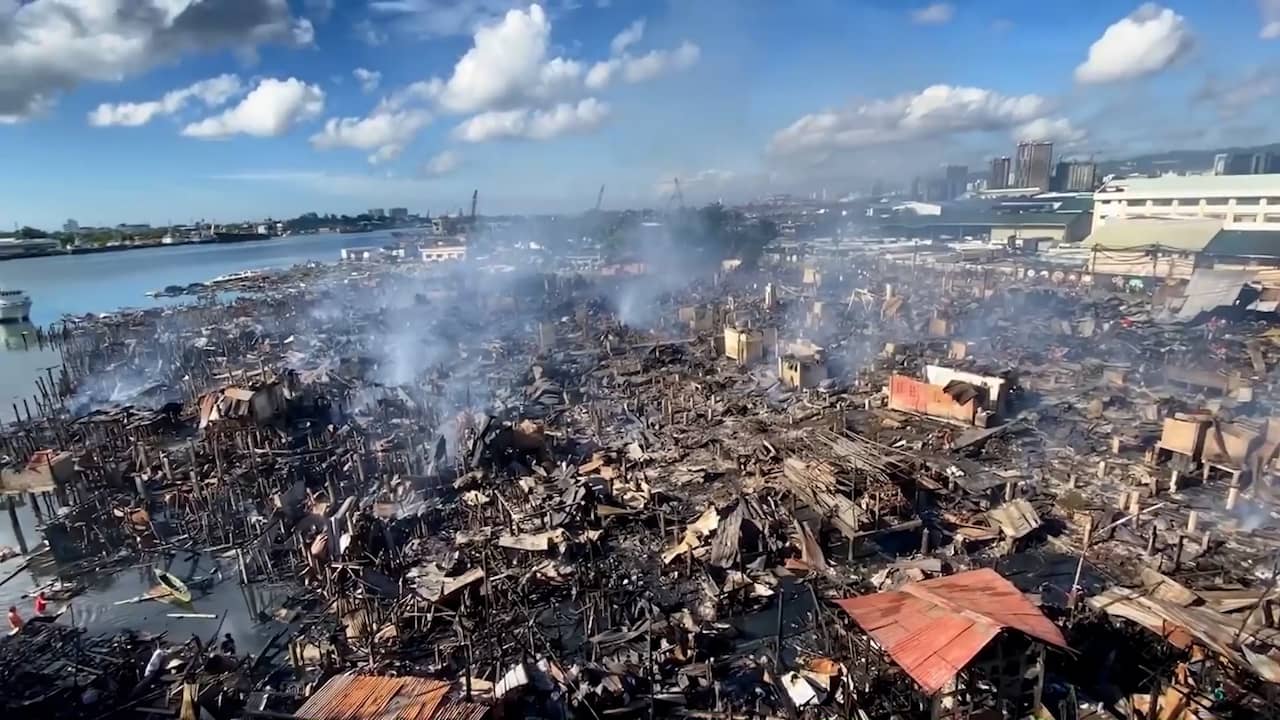 Beeld uit video: Drone filmt rokende ruïnes van afgebrande Filipijnse woonwijk