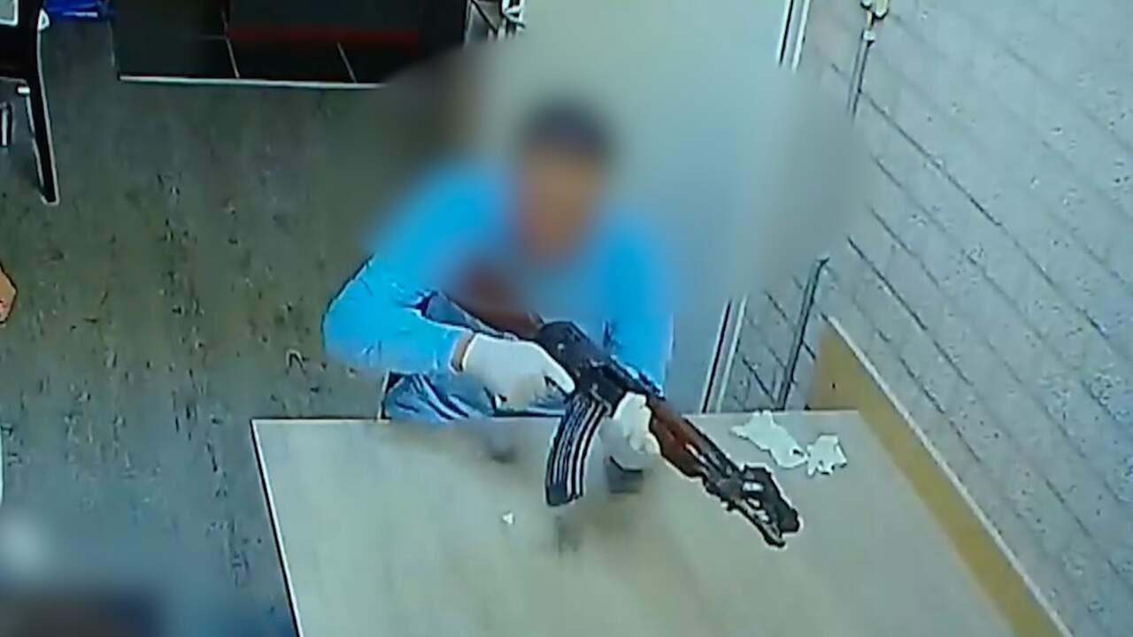 Beeld uit video: OM toont beelden: Terrorismeverdachten oefenen met kalasjnikovs