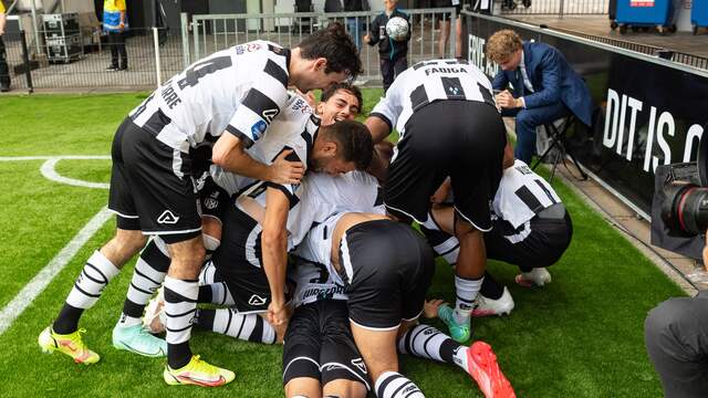Heracles Almelo viert de winnende treffer van Delanu Burgzorg.