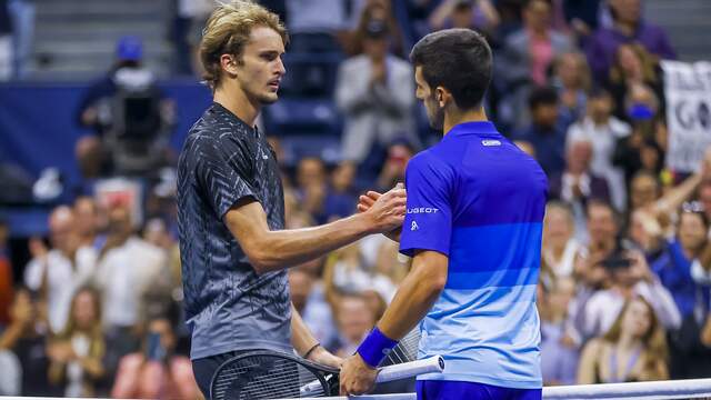 Zverev feliciteert Djokovic na de vijfsetter in de halve finale van de US Open.