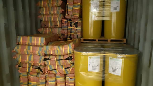 De pakketten zaten verstopt in containers gevuld met bananenpuree.