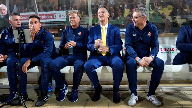 Van Gaal wordt bij Telstar ook geassisteerd door René van der Spek (rechts), die de loterij won. Er werden 21.649 loten verkocht van 2,63 per stuk rond de wedstrijd van Van Gaal.