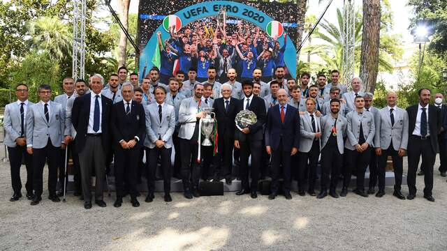 De selectie van de Europees kampioen poseert met president Sergio Mattarella.