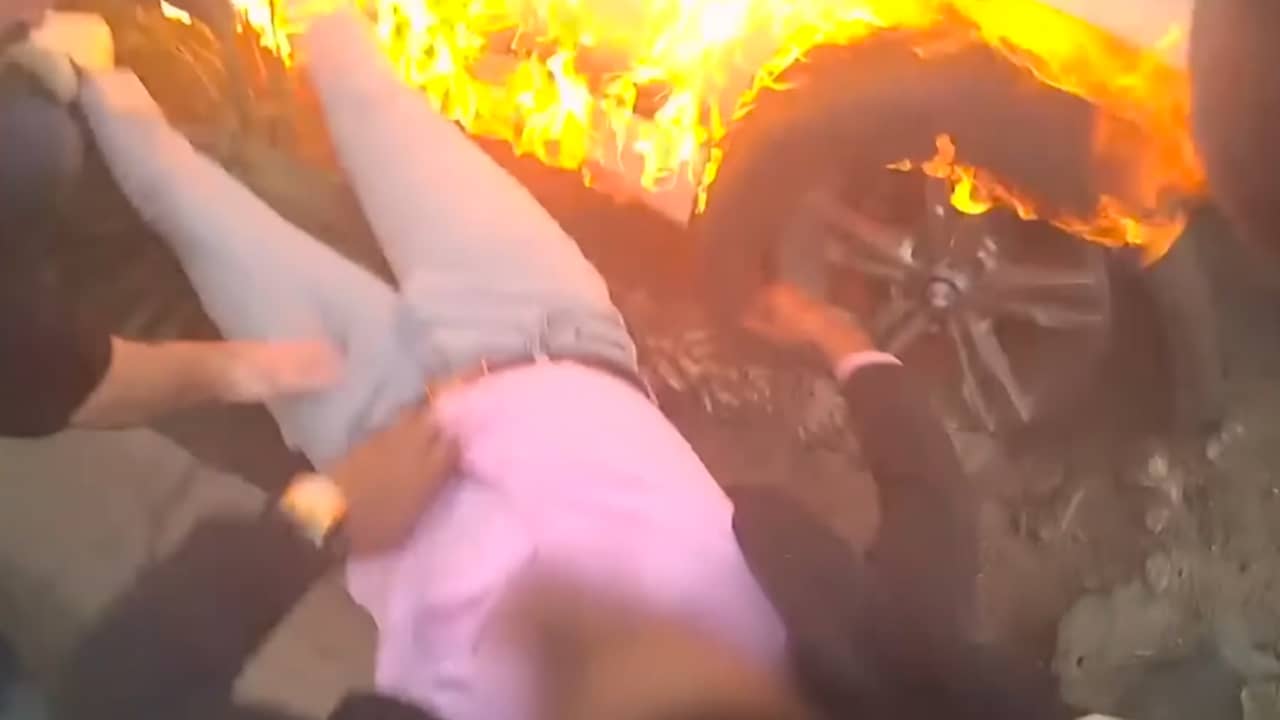 Beeld uit video: Amerikaanse agent haalt man uit auto die vlak erna in brand vliegt