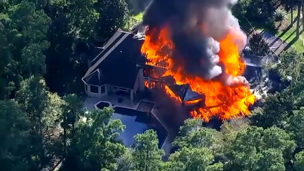 Beeld uit video: Vlammen slaan uit dak van miljoenenvilla in Texas