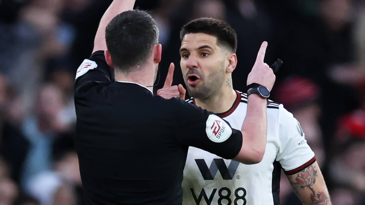 L’attaccante del Fulham Mitrovic ha sospeso otto partite per pressioni sull’arbitro  calcio