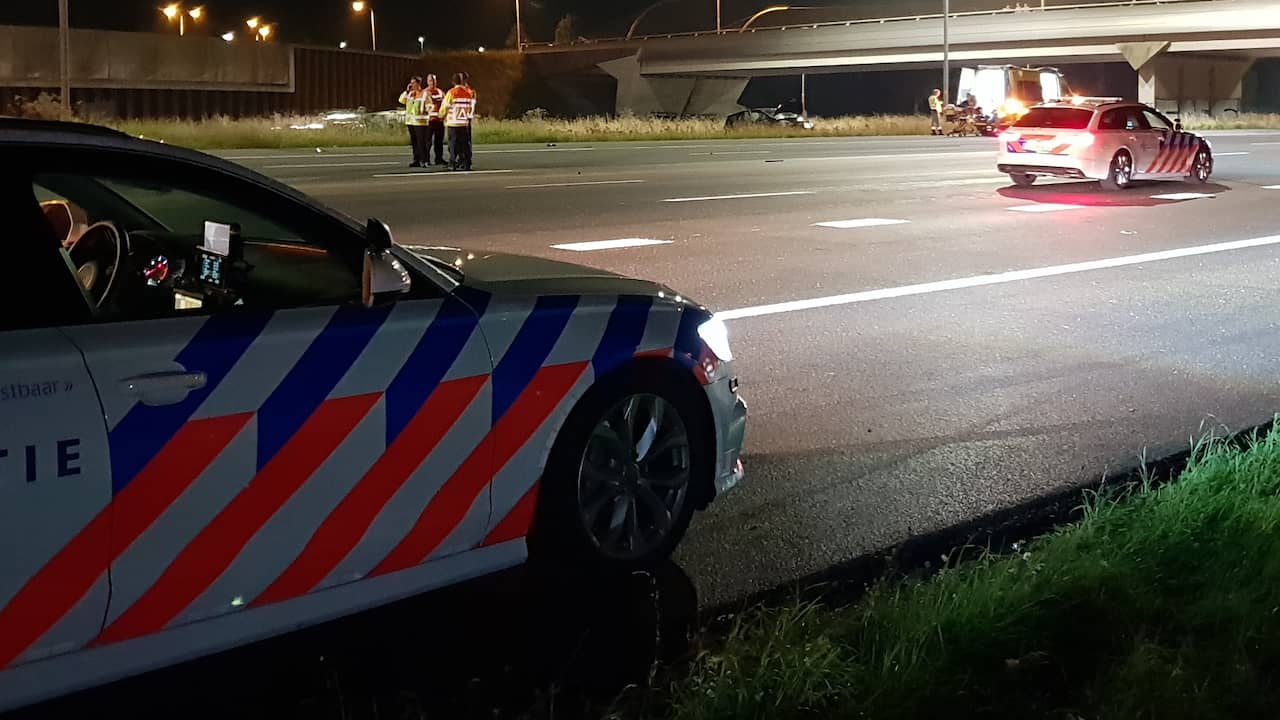 Altaar positie Regulatie Zeker vijftien politieauto's achterhalen auto waar spullen uit worden  gegooid | Binnenland | NU.nl