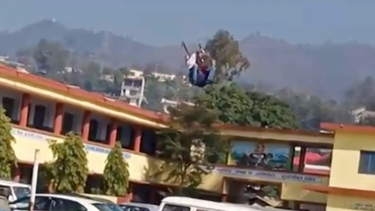 Indiase paraglider stort tijdens evenement neer op parkeerplaats