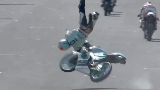 Motorcoureur wordt gelanceerd na botsing in kwalificatie San Marino
