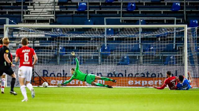 Pelle Clement glijdt de 1-0 binnen voor PEC Zwolle.