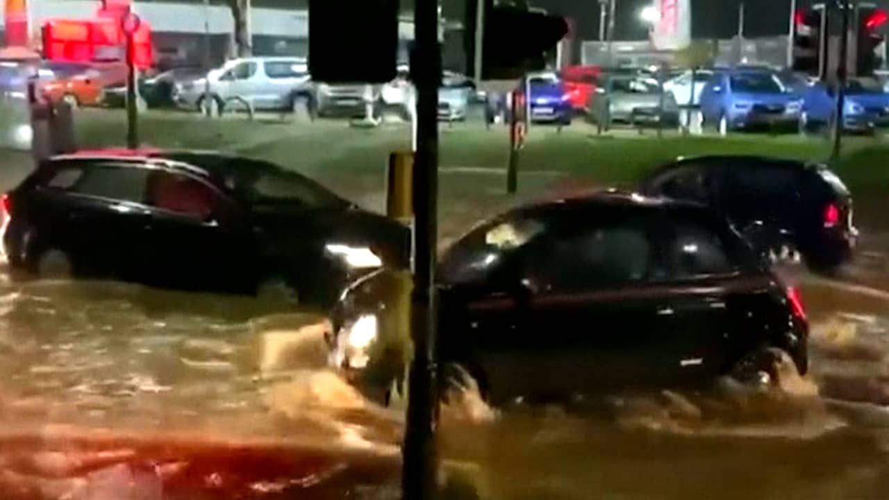 Overstromingen veroorzaken chaos op de weg in Engeland