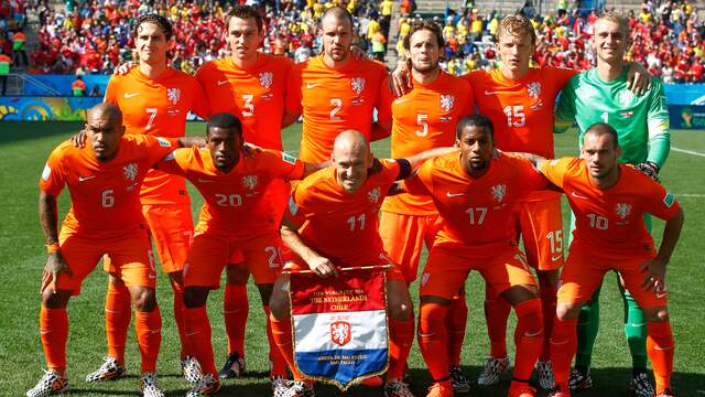 De basisploeg van Oranje tegen Chili op het WK 2014. Jeremain Lens startte in plaats van de geschorste Robin van Persie.