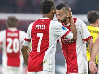 Ziyech en Neres helpen Ajax langs VVV-Venlo in halfvolle Arena