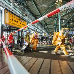 RIVM onderzoekt bagage man die zich met gevaarlijke stoffen meldde op Schiphol
