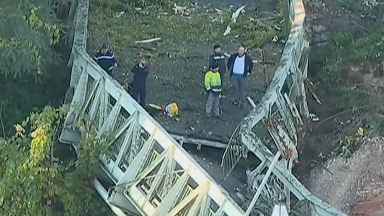 Drie voertuigen in water beland na instorten Franse hangbrug