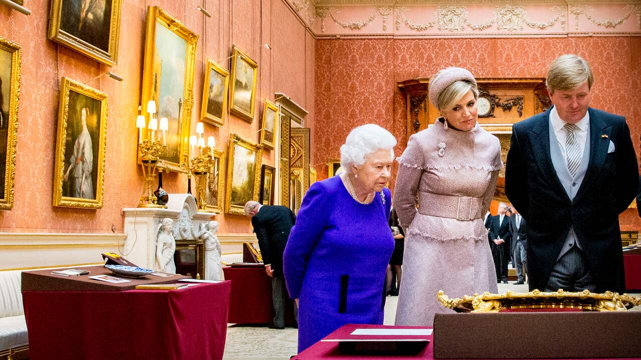 Elizabeth geeft onze koning en koningin een rondleiding door de Picture Gallery van Buckingham Palace.