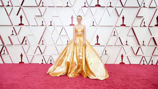 L'attrice Carrie Mulligan nell'innovazione d'oro di Valentino.