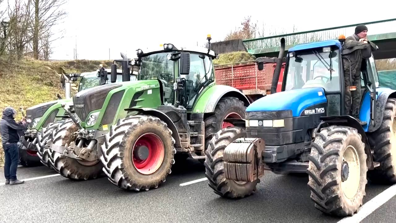 Beeld uit video: Franse boeren blijven ondanks dodelijk ongeval snelweg blokkeren