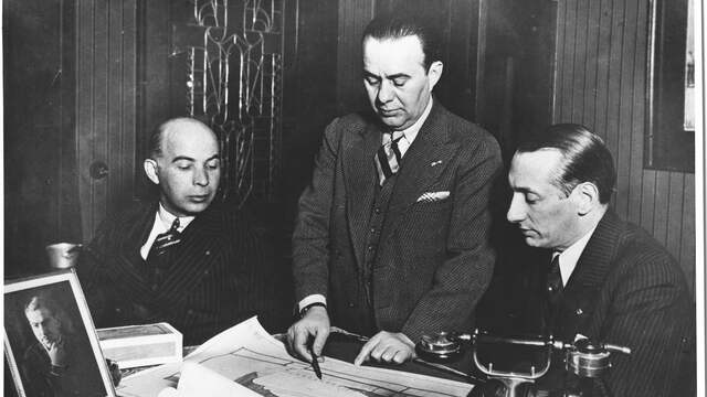 De drie Tuschinski-directeuren met een bouwtekening van een nieuw theater. Amsterdam, 30 oktober 1931. Vanaf links: Hermann Ehrlich, Abraham Tuschinski en Herman Gerschtanowitz.