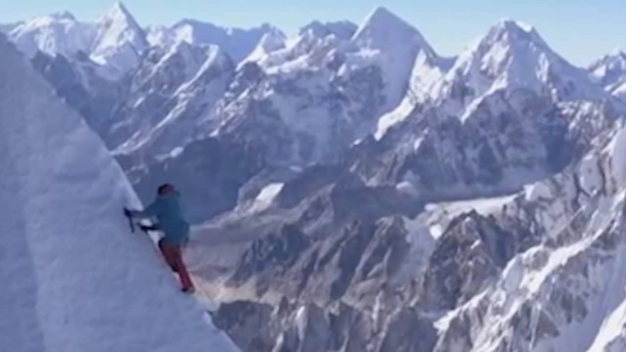 Beeld uit video: Oostenrijker beklimt als eerste berg van bijna 7.000 meter in Nepal