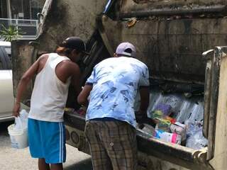Venezolanen eten afval uit vuilniswagen in hoofdstad Caracas
