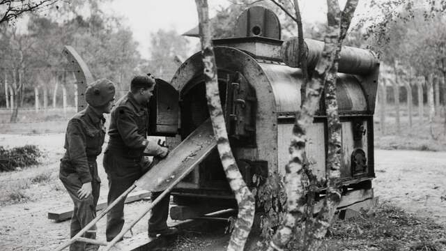 1944: Britse soldaten bekijken een crematorium in concentratiekamp Vught.
